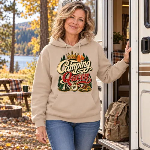 Frau im Hoodie mit Camping-Queen-Motiv vor dem Wohnmobil